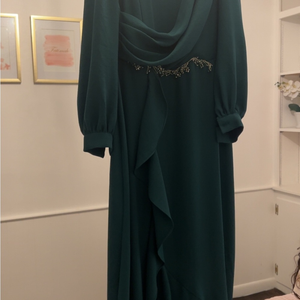 Elegant Green Maxi Dress with Embellished Waist